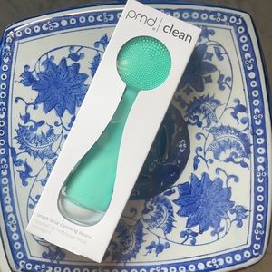 pmd | Clean Smart facial cleansing device